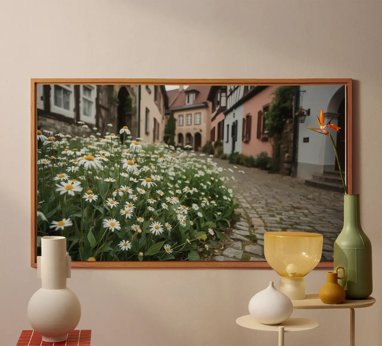 Margherite lungo una strada acciottolata con edifici alluminio dibond da DesignDoodle