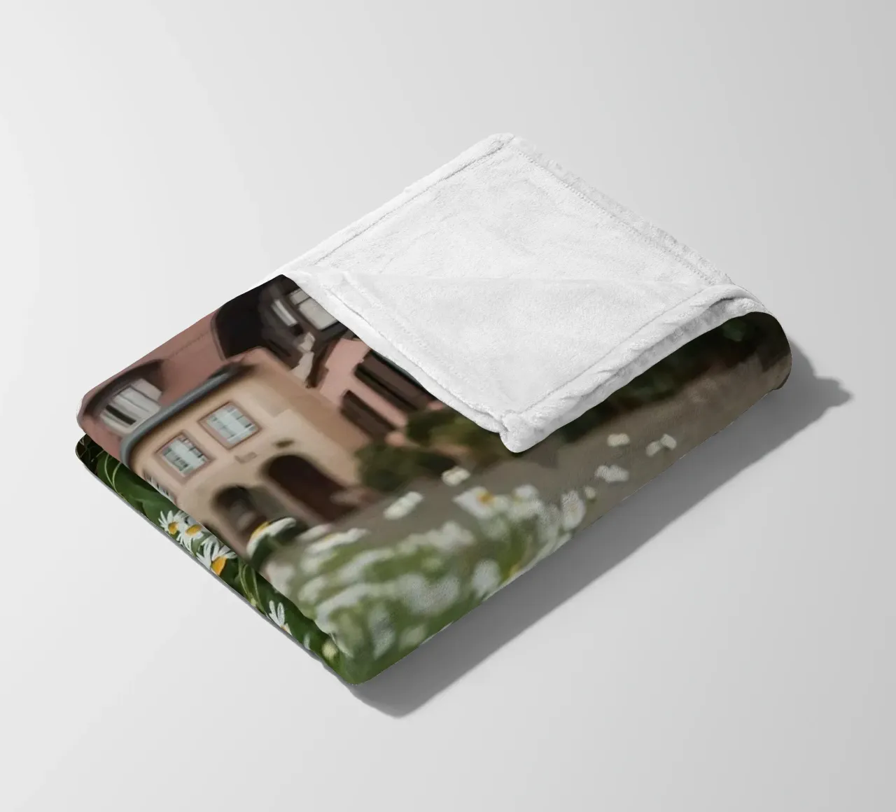 Margherite lungo una strada acciottolata con edifici coperta in pile da DesignDoodle