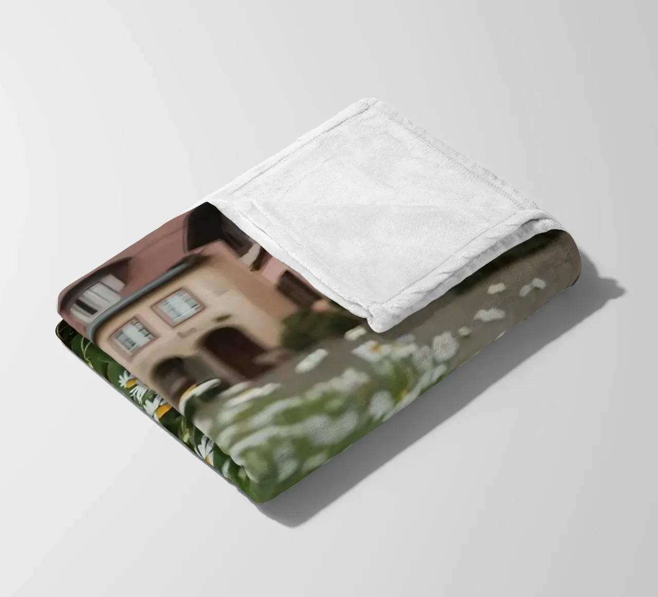 Margherite lungo una strada acciottolata con edifici coperta in pile da DesignDoodle