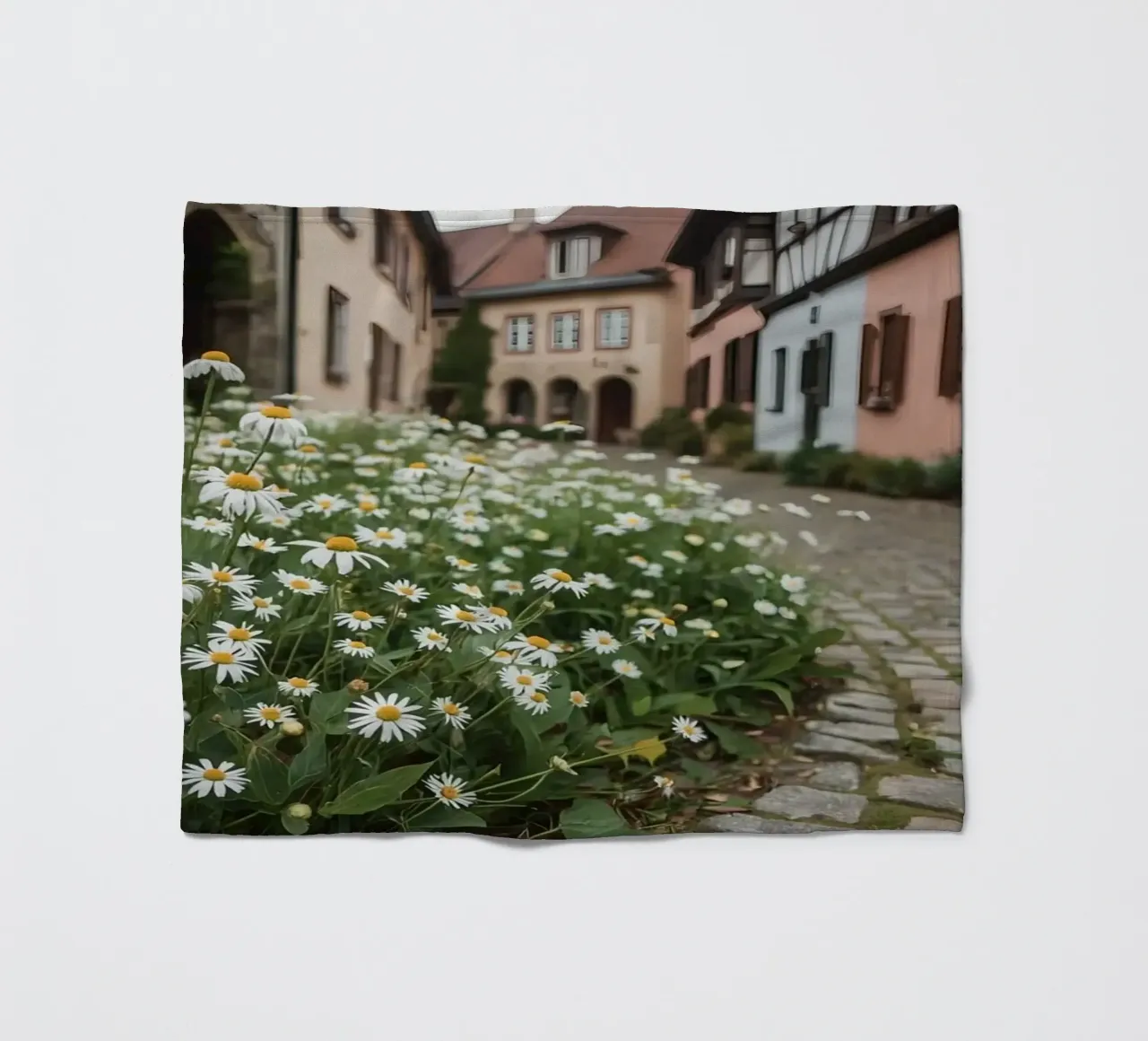 Margherite lungo una strada acciottolata con edifici coperta in pile da DesignDoodle