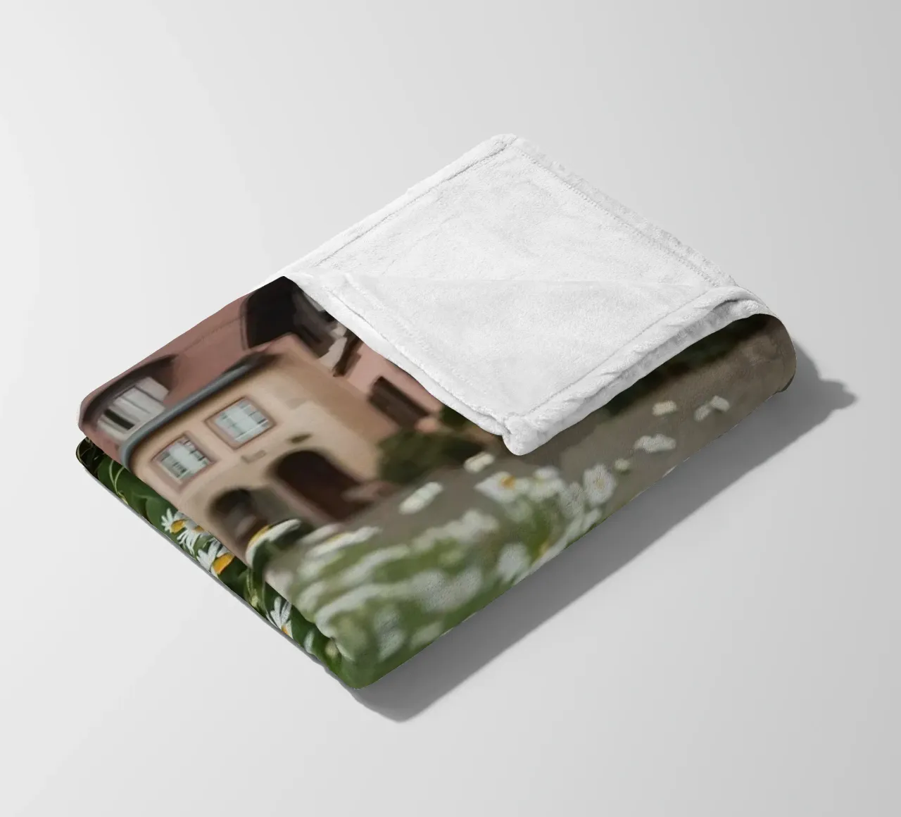 Margherite lungo una strada acciottolata con edifici coperta in pile da DesignDoodle