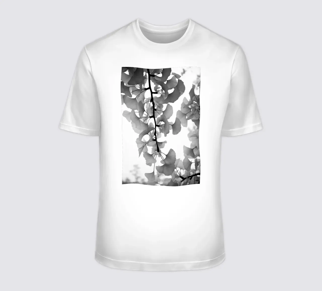 foglie di ginkgo bianche e nere t-shirt da Studio Nahili