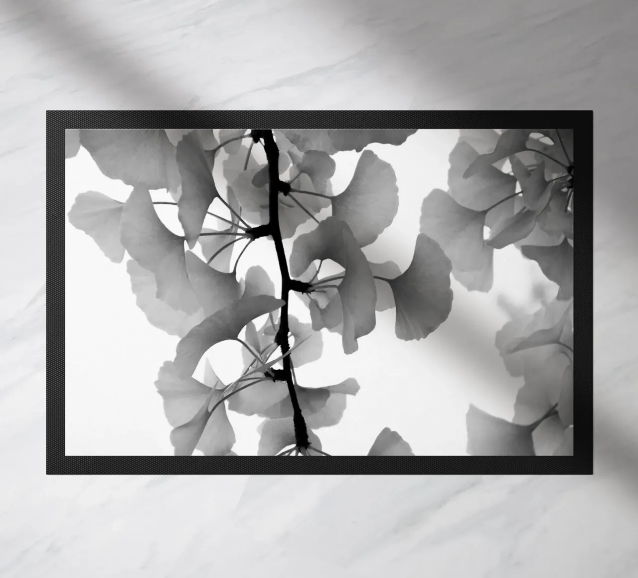 foglie di ginkgo bianche e nere zerbino da Studio Nahili