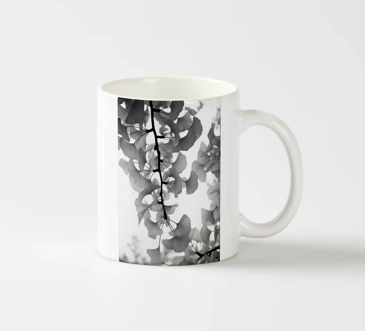 foglie di ginkgo bianche e nere tazza in ceramica da Studio Nahili