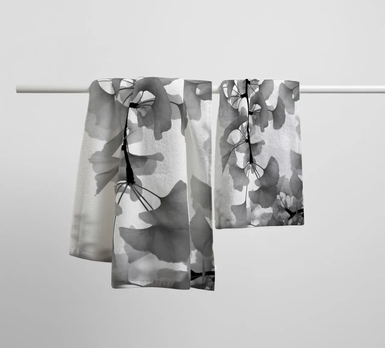 foglie di ginkgo bianche e nere asciugamano da bagno da Studio Nahili