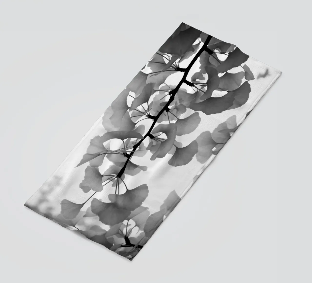 foglie di ginkgo bianche e nere telo mare da Studio Nahili