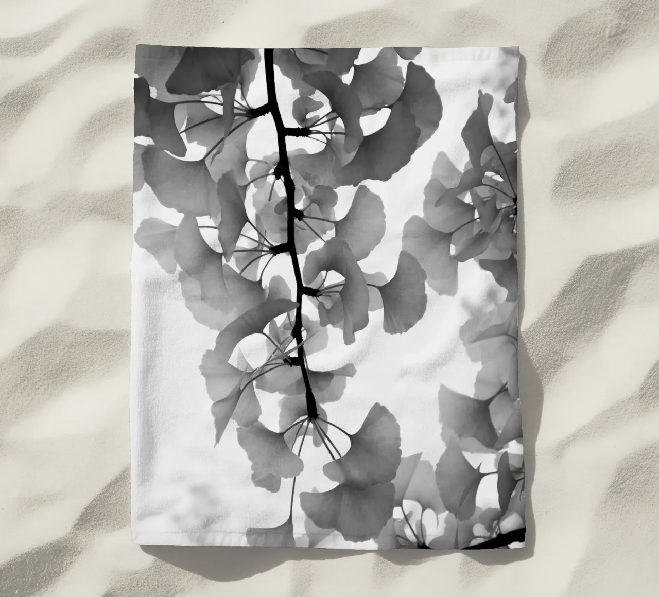 foglie di ginkgo bianche e nere telo mare da Studio Nahili