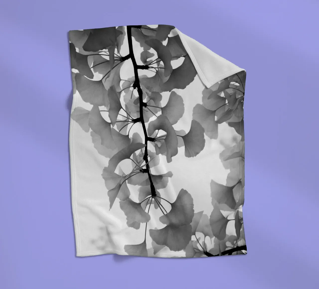 foglie di ginkgo bianche e nere coperta in pile da Studio Nahili