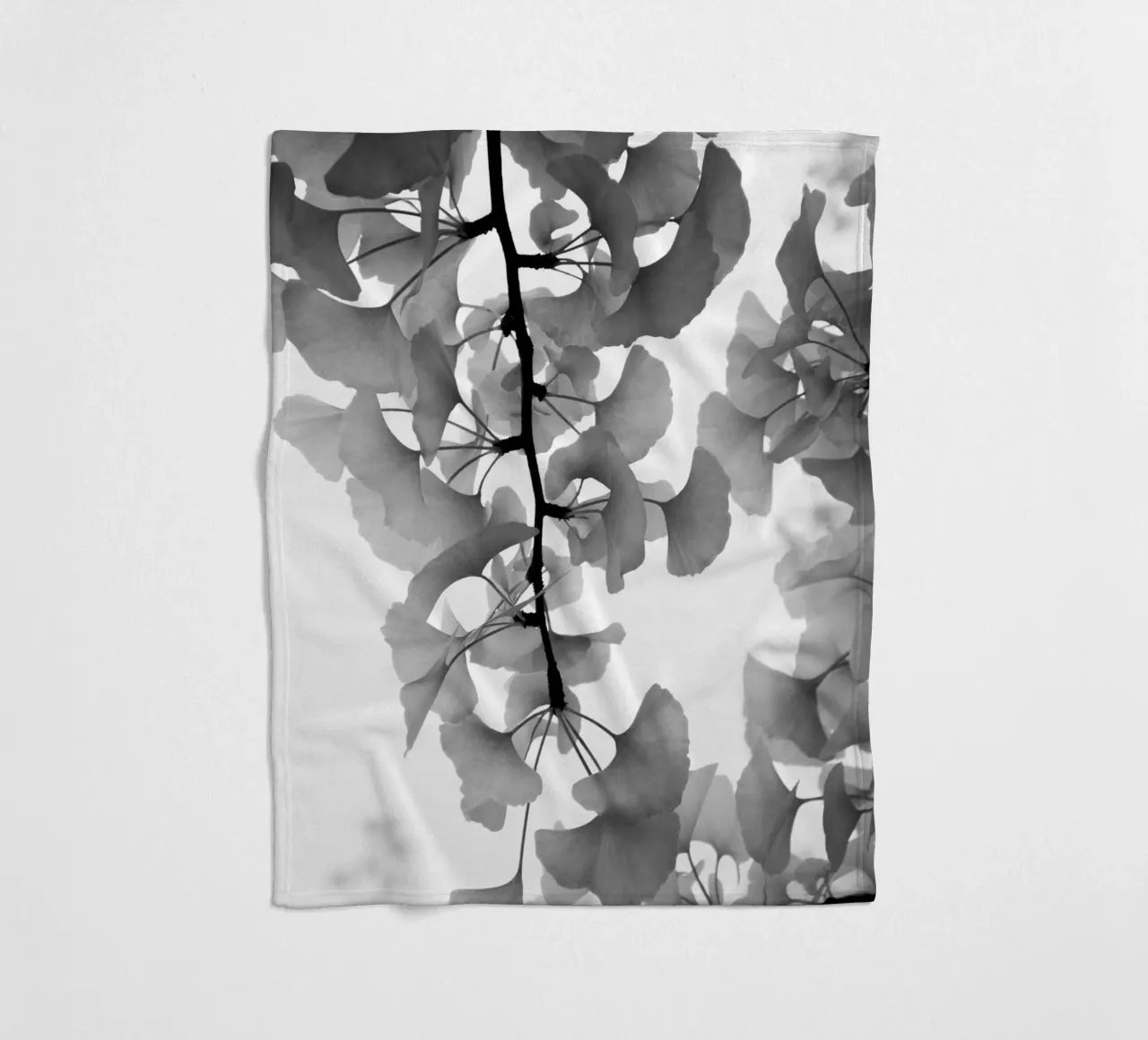 foglie di ginkgo bianche e nere coperta in pile da Studio Nahili