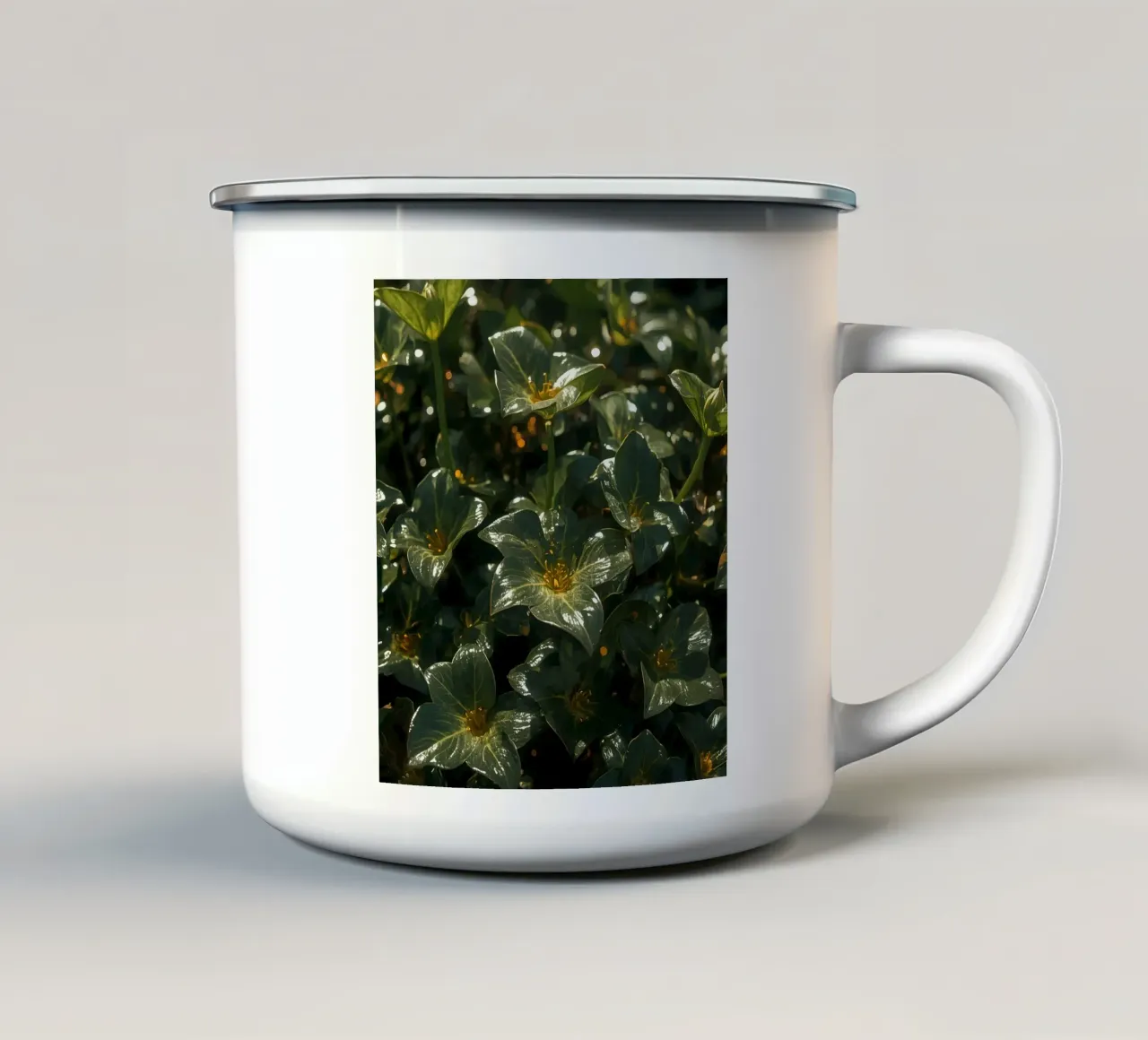 Fogliame verde scuro con fiori gialli a forma di stella. tazza in smalto da DesignDoodle