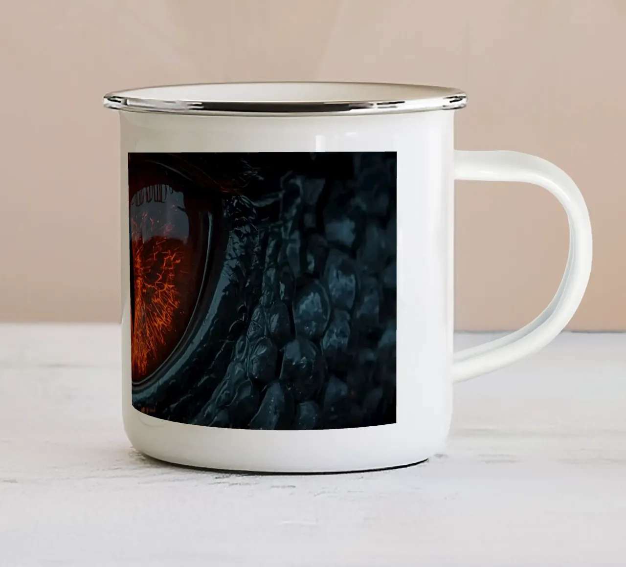 Occhio di drago con iride infuocata e scaglie scure tazza in smalto da DesignDoodle
