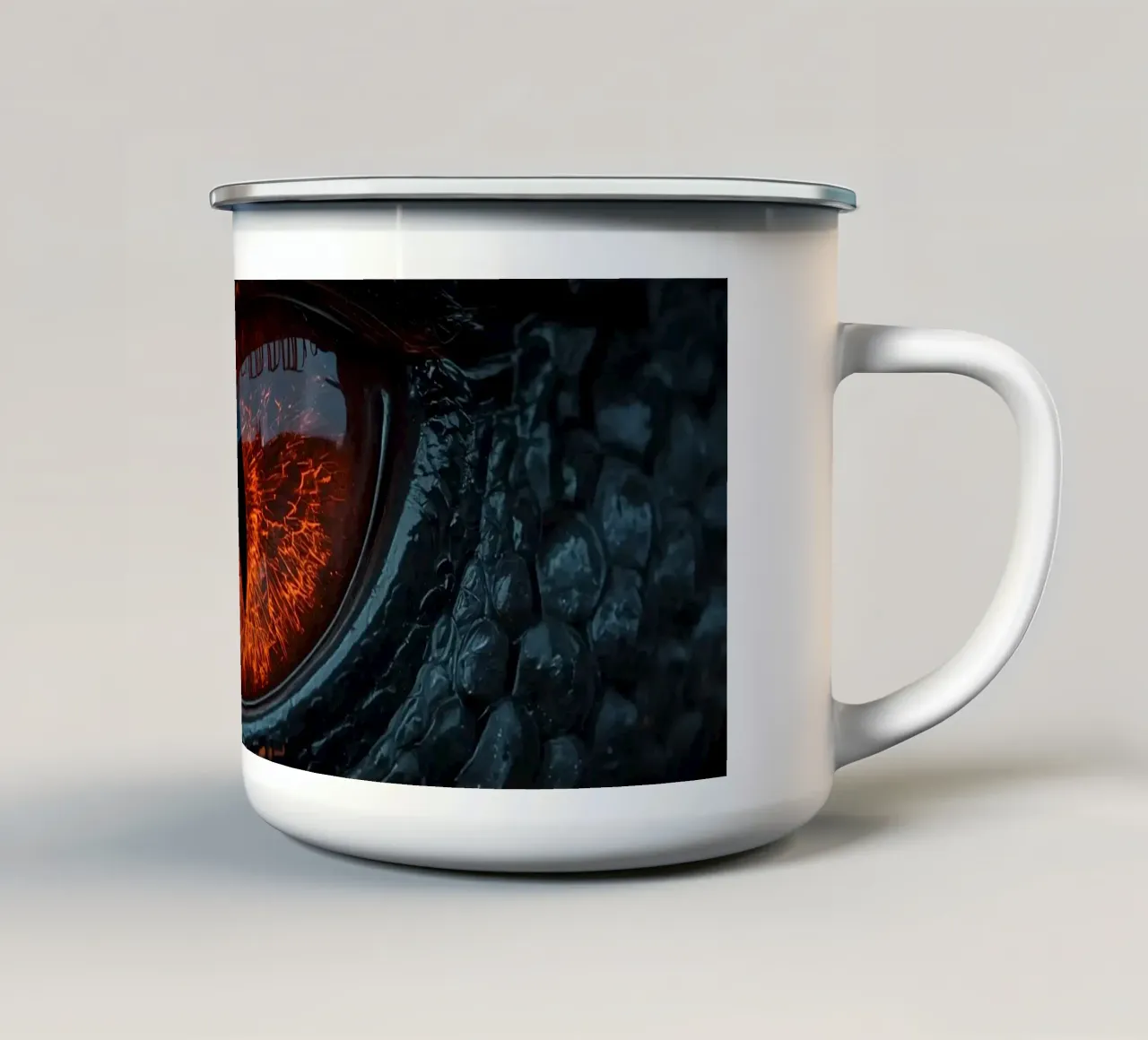 Occhio di drago con iride infuocata e scaglie scure tazza in smalto da DesignDoodle