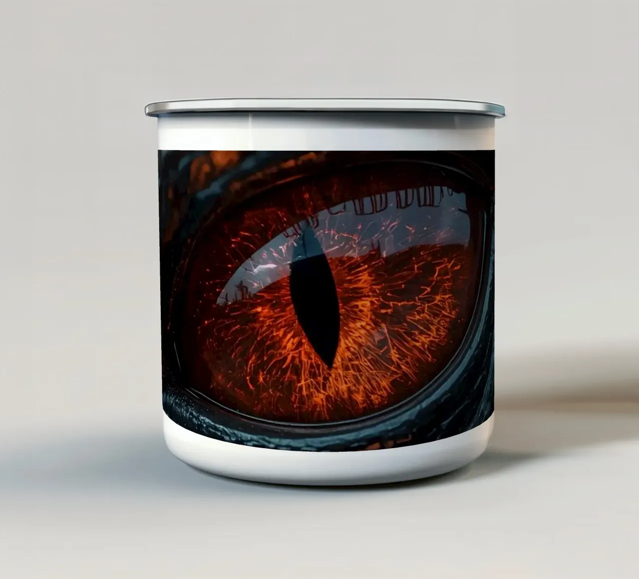 Occhio di drago con iride infuocata e scaglie scure tazza in smalto da DesignDoodle