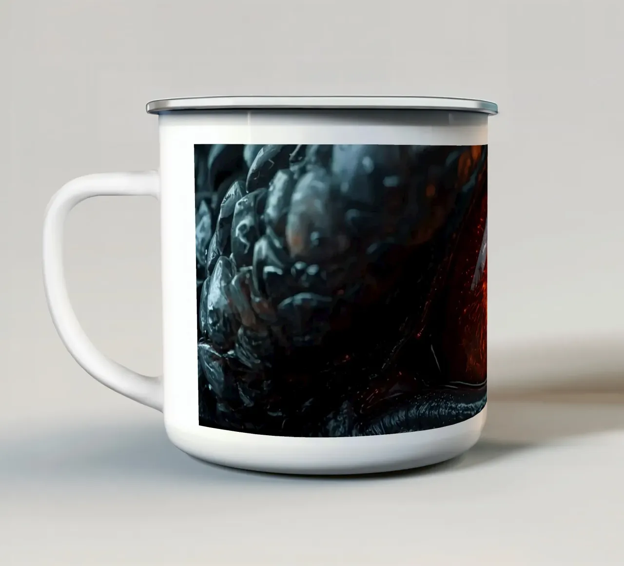Occhio di drago con iride infuocata e scaglie scure tazza in smalto da DesignDoodle