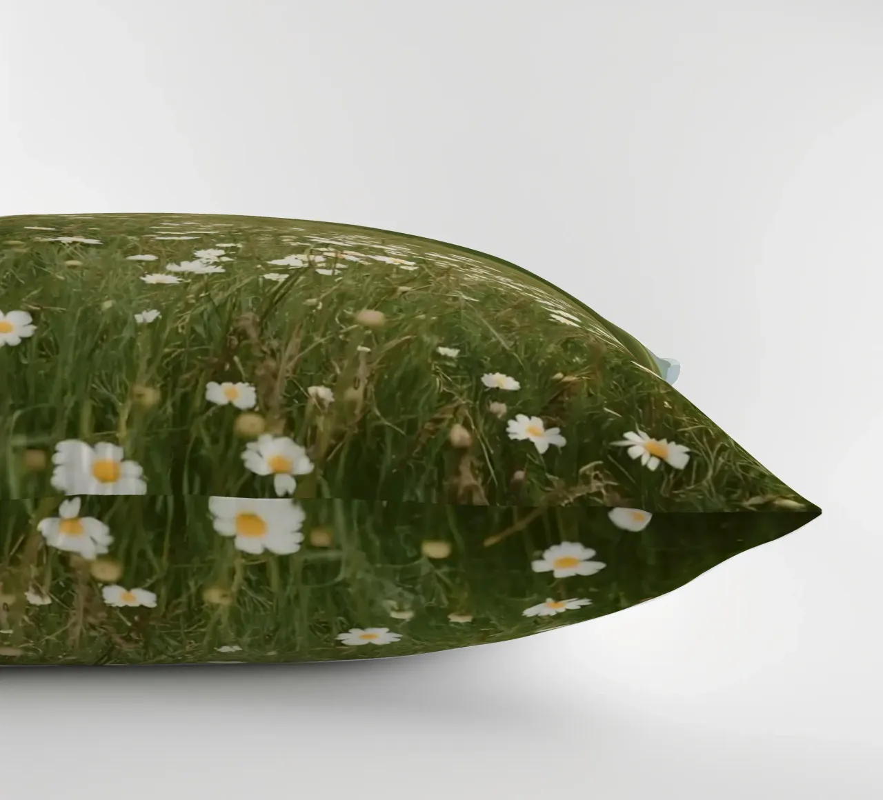 Campo di margherite con colline ondulate cuscino da DesignDoodle