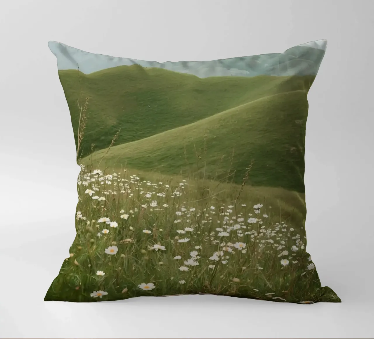 Campo di margherite con colline ondulate cuscino da DesignDoodle