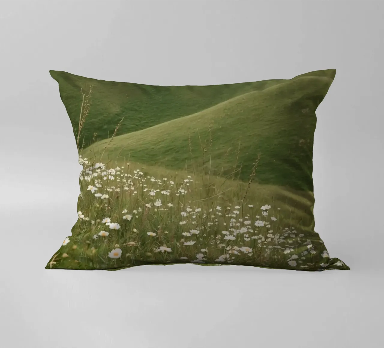 Campo di margherite con colline ondulate cuscino da DesignDoodle
