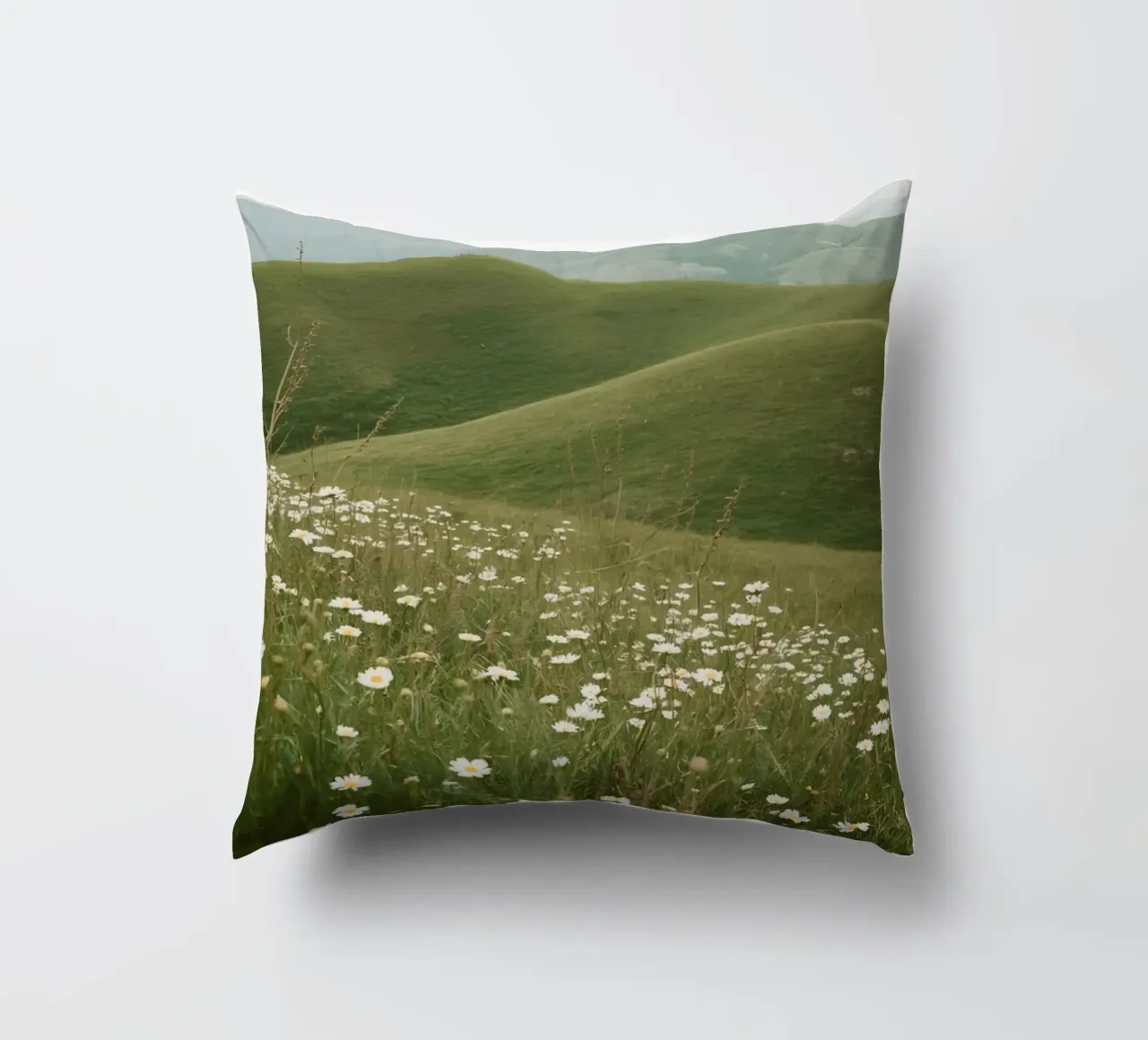 Campo di margherite con colline ondulate cuscino da DesignDoodle