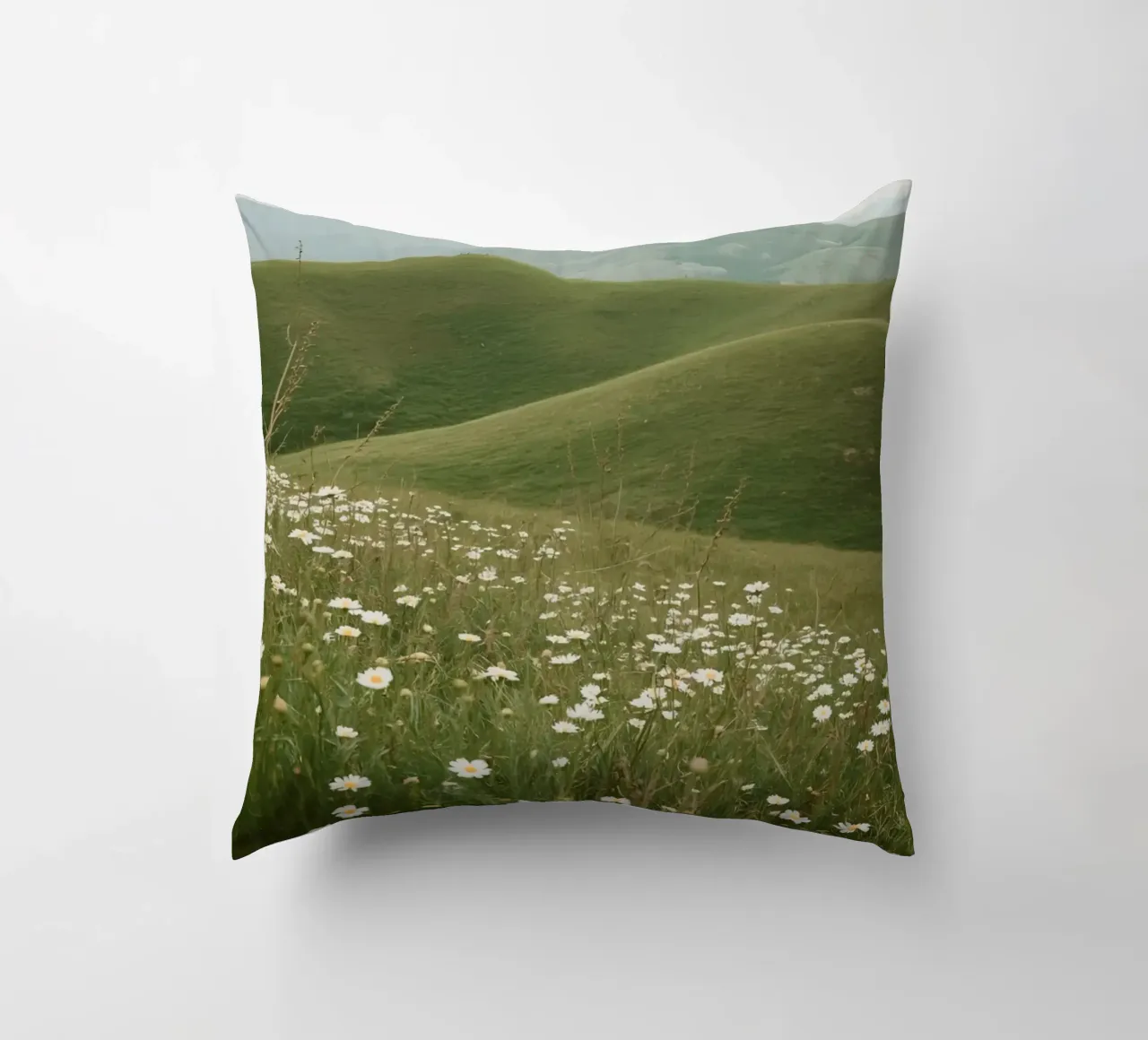 Campo di margherite con colline ondulate cuscino da DesignDoodle