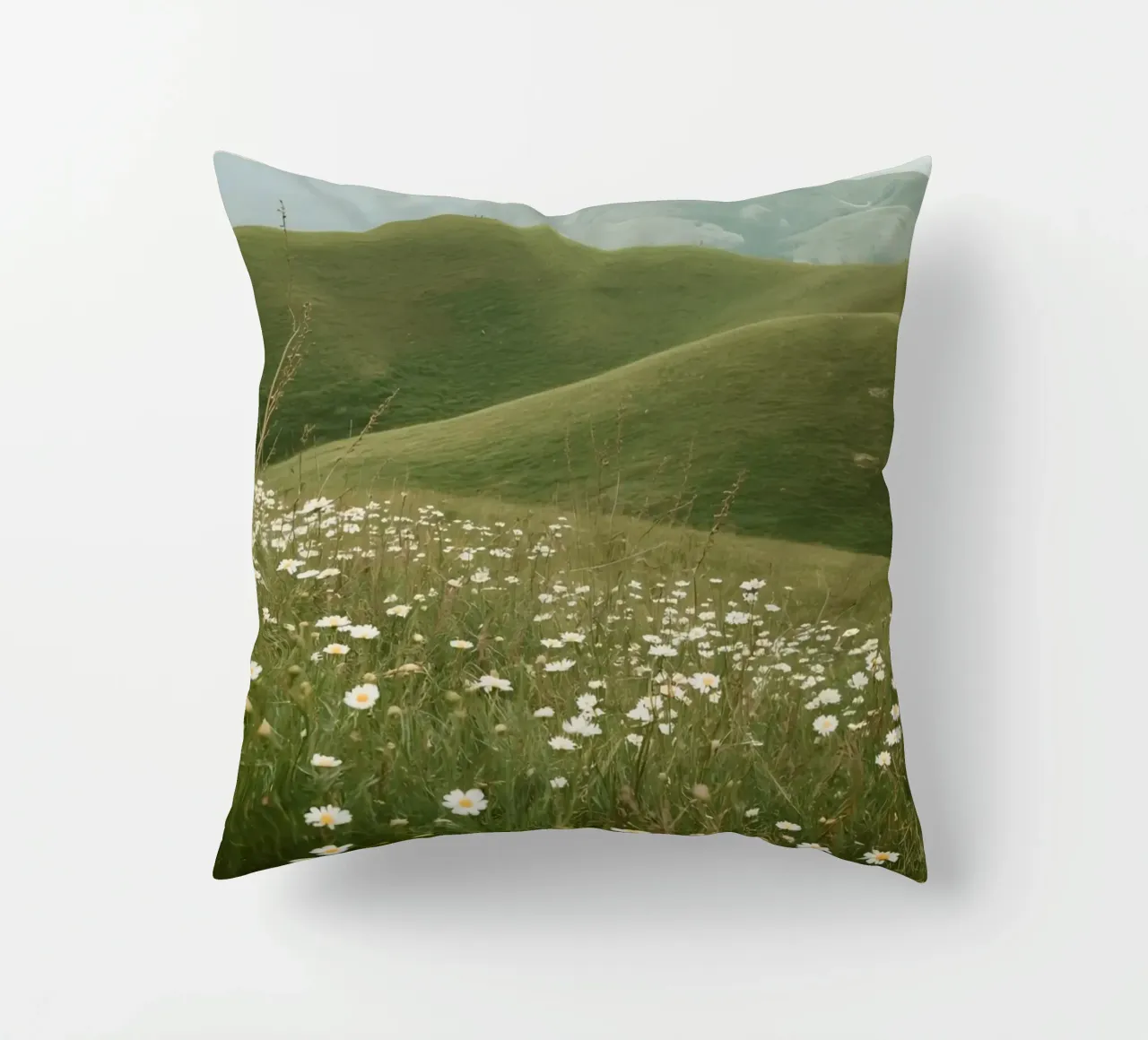 Campo di margherite con colline ondulate cuscino da DesignDoodle