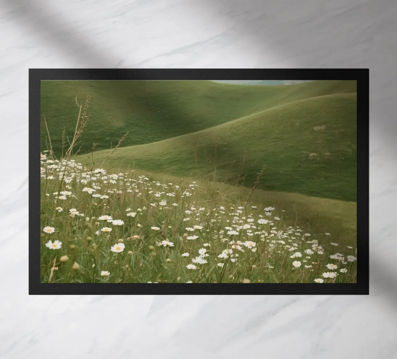Campo di margherite con colline ondulate zerbino da DesignDoodle