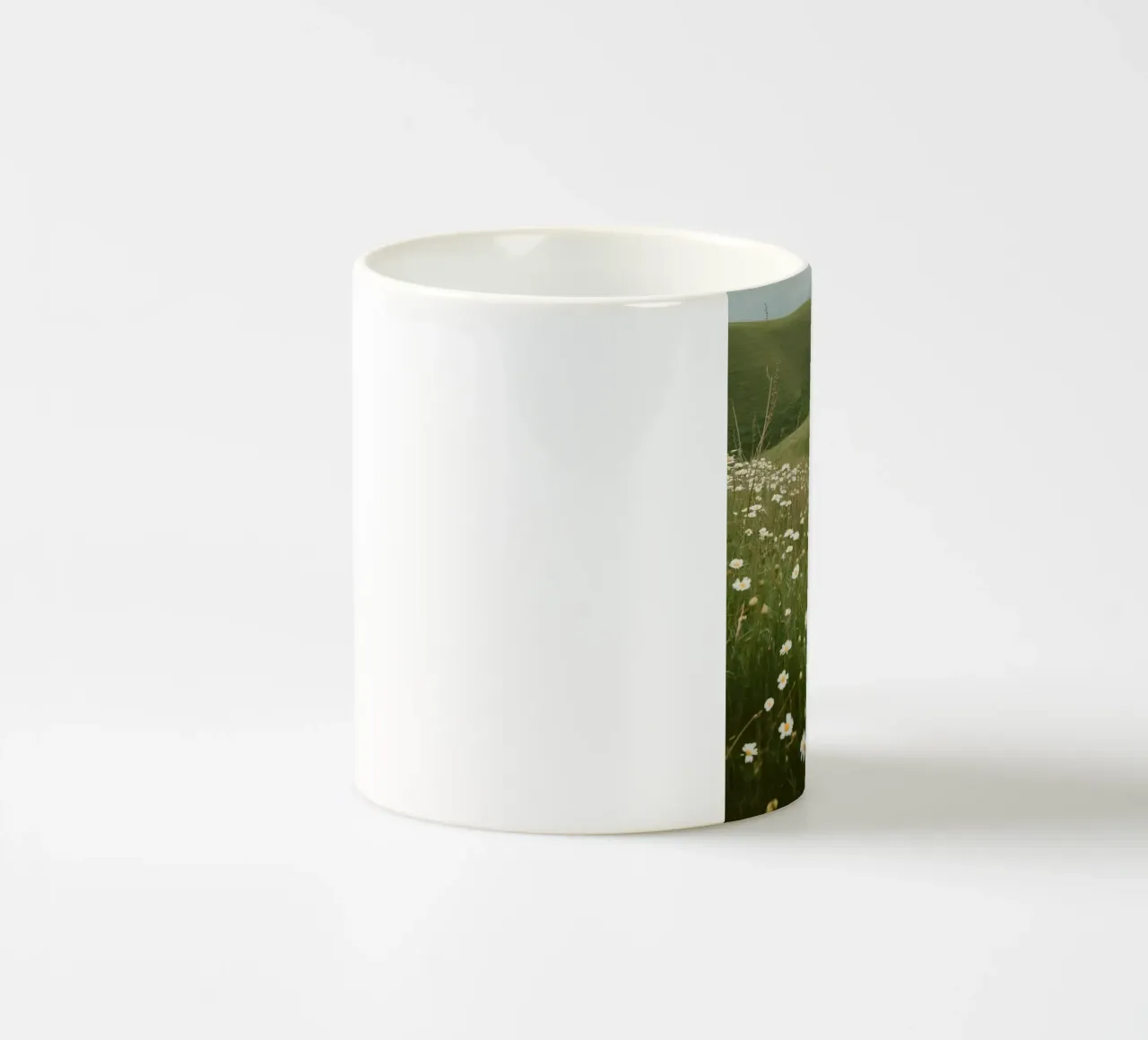 Campo di margherite con colline ondulate tazza in ceramica da DesignDoodle