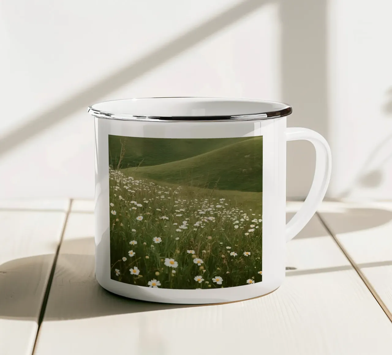 Campo di margherite con colline ondulate tazza in smalto da DesignDoodle