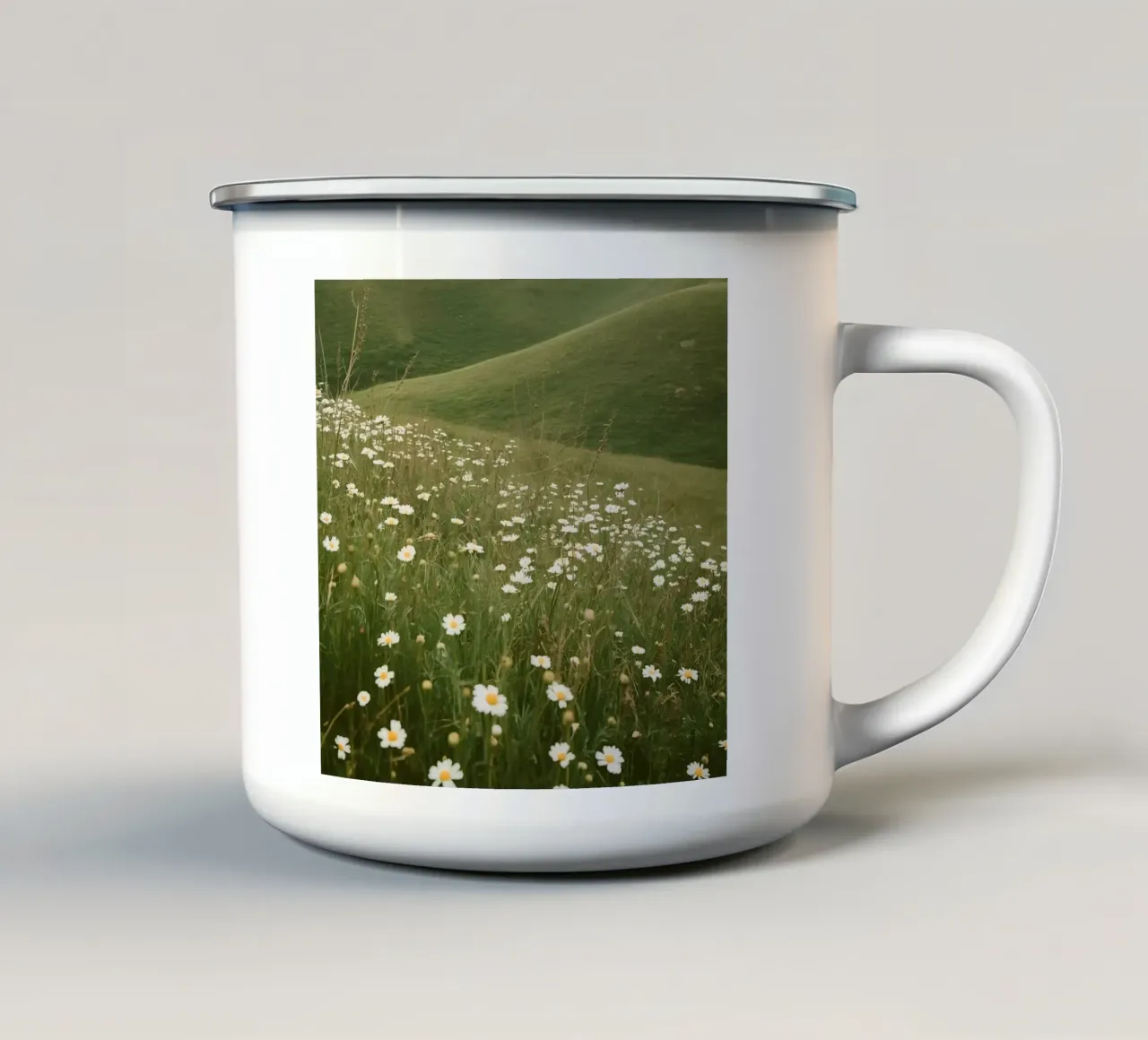 Campo di margherite con colline ondulate tazza in smalto da DesignDoodle