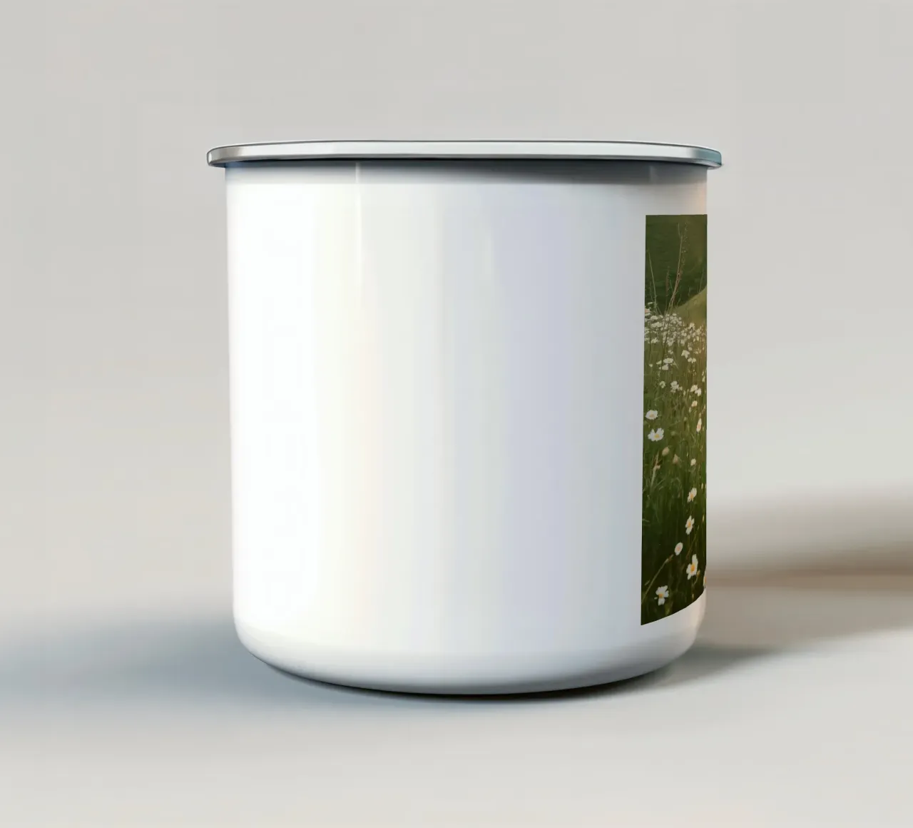 Campo di margherite con colline ondulate tazza in smalto da DesignDoodle