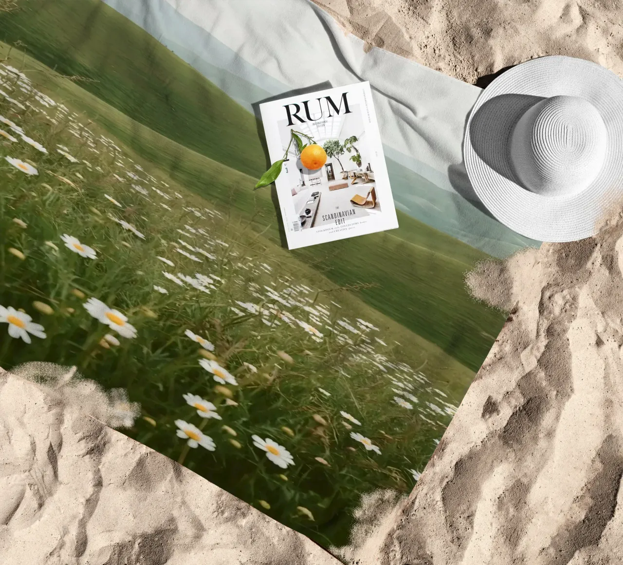 Campo di margherite con colline ondulate telo mare da DesignDoodle