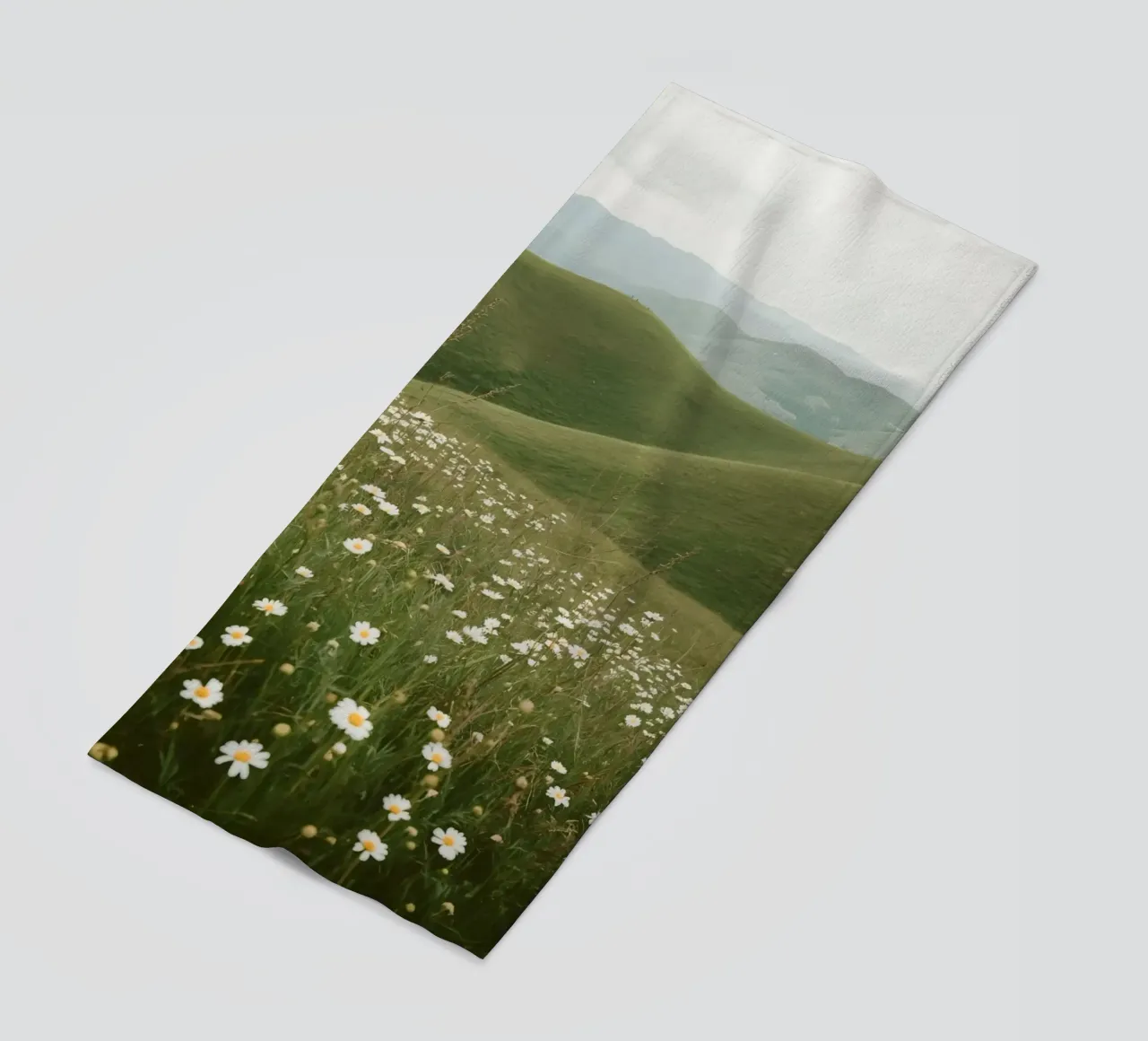 Campo di margherite con colline ondulate telo mare da DesignDoodle