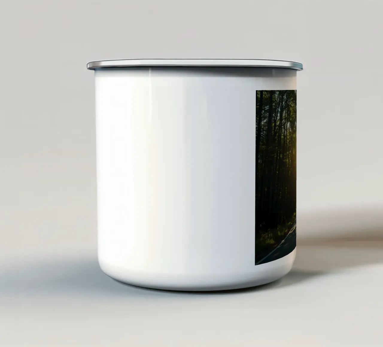 Strada forestale con doppia linea gialla che porta alla luce del sole tazza in smalto da DesignDoodle