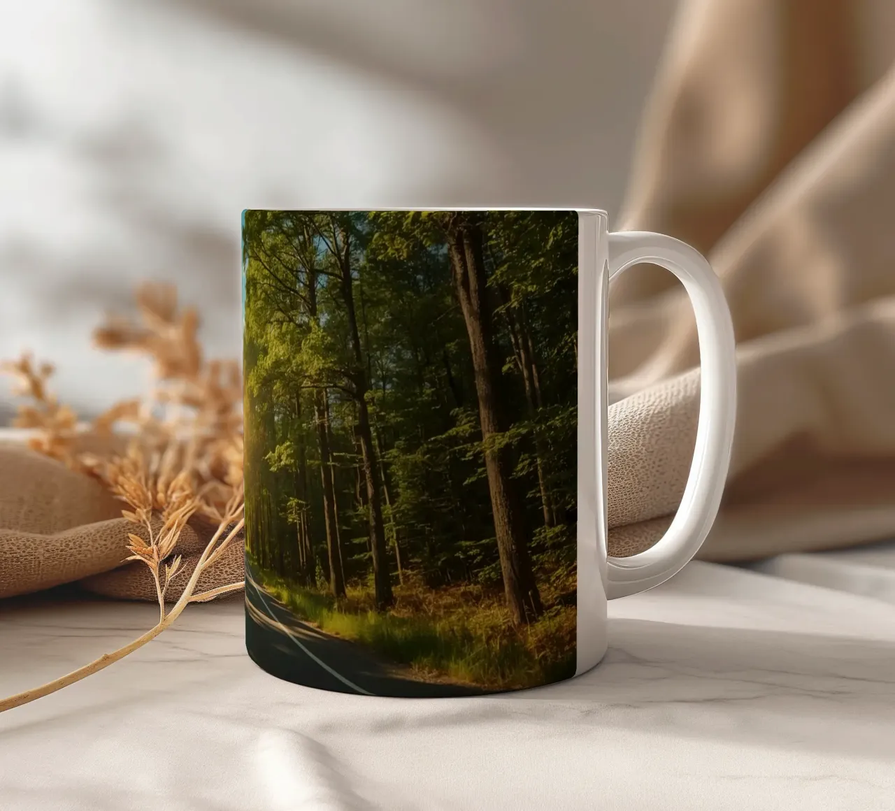 Strada forestale calma con sole splendente tazza in ceramica da DesignDoodle