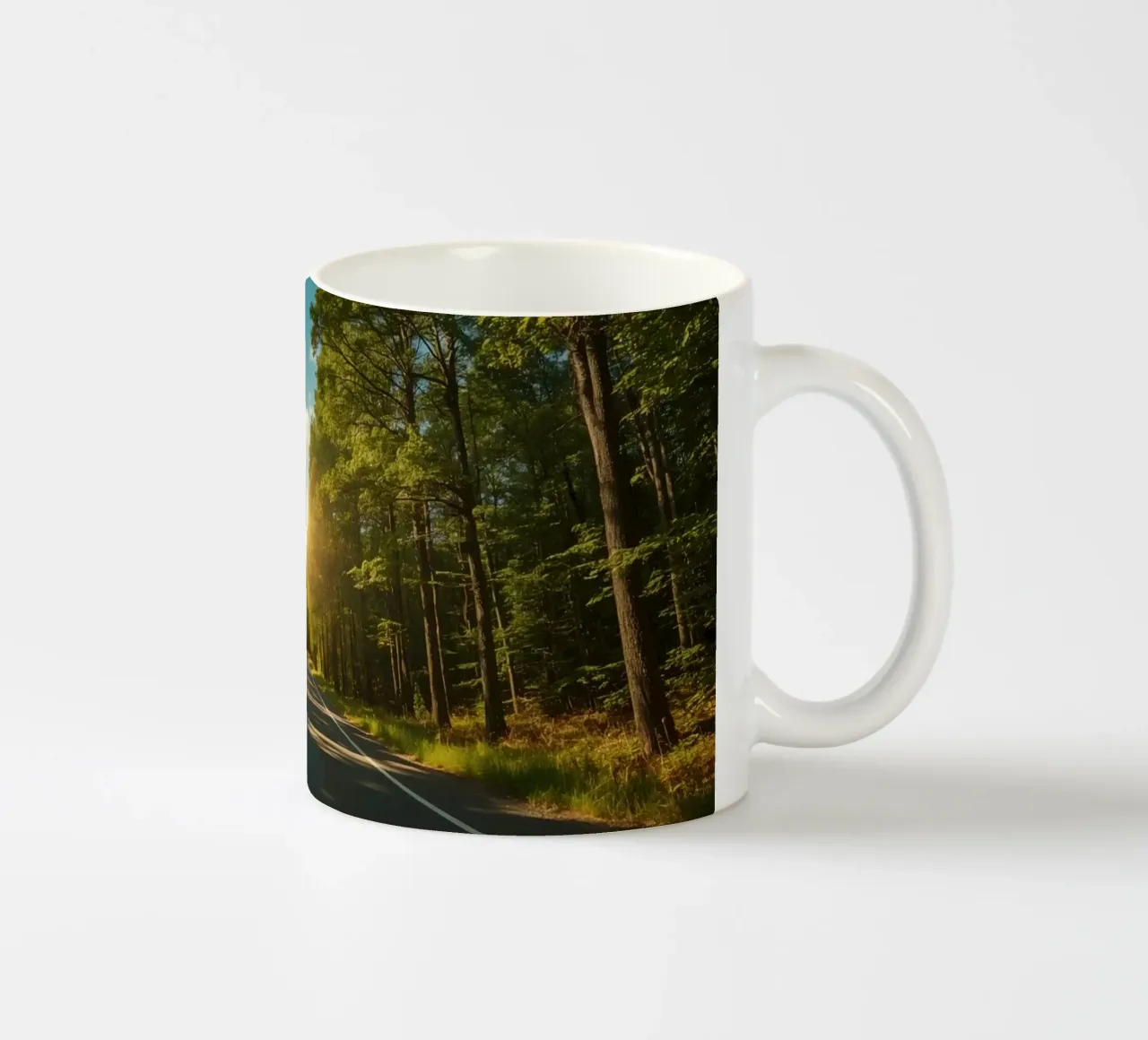 Strada forestale calma con sole splendente tazza in ceramica da DesignDoodle
