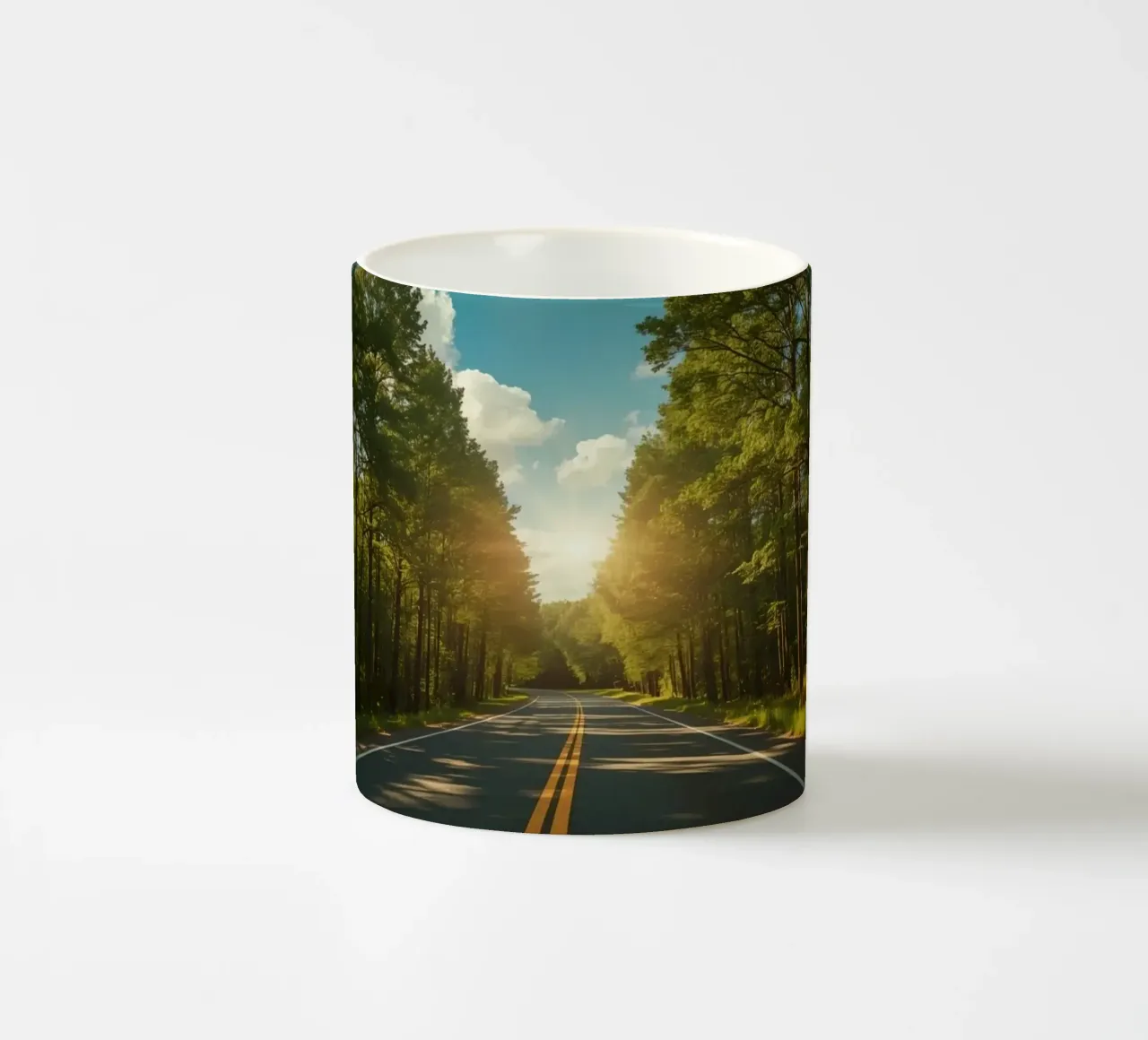 Strada forestale calma con sole splendente tazza in ceramica da DesignDoodle