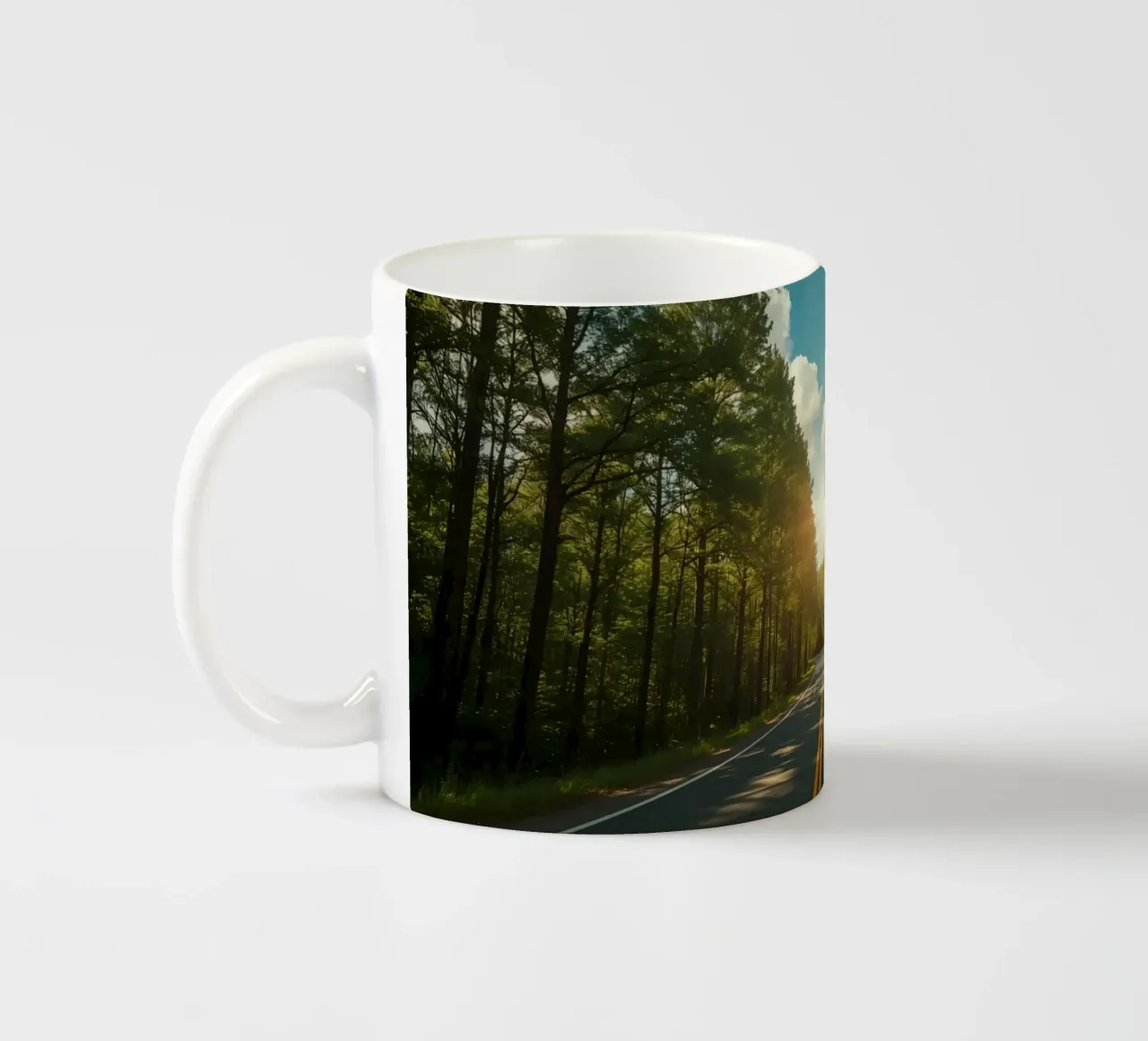 Strada forestale calma con sole splendente tazza in ceramica da DesignDoodle
