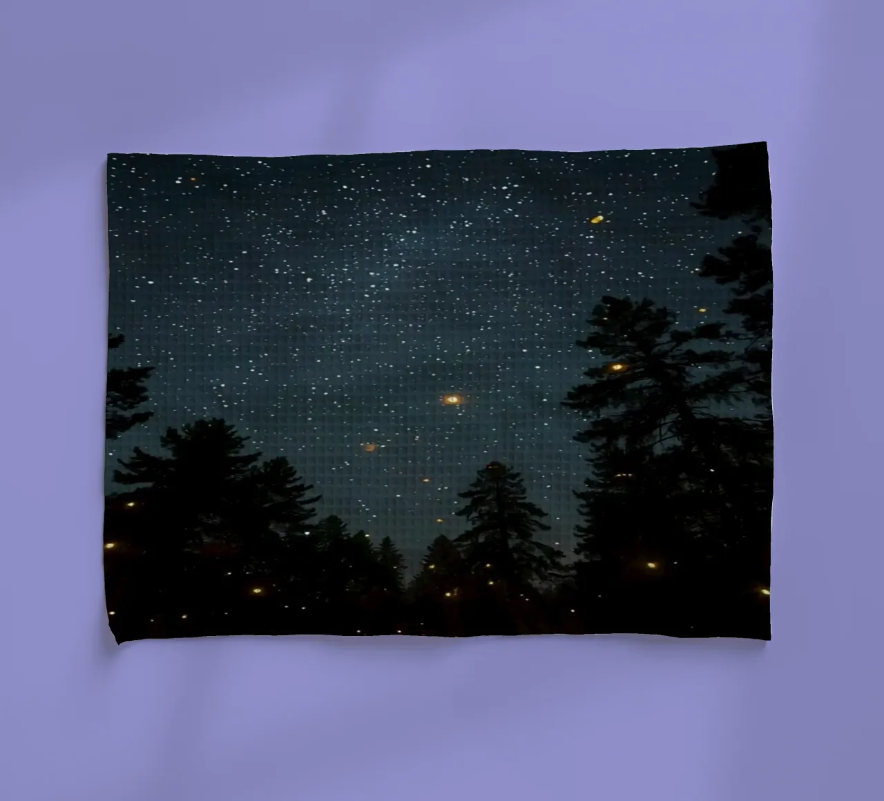 Silhouette de forêt sous un ciel étoilé avec des lumières torchon de DesignDoodle