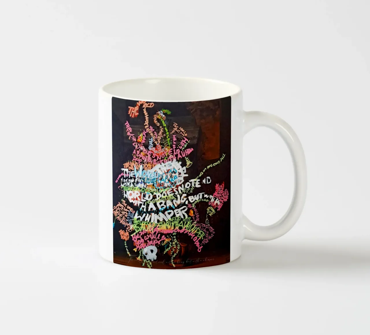 Il mondo non finisce con un botto, ma con un lamento tazza in ceramica da Trash is dada Official