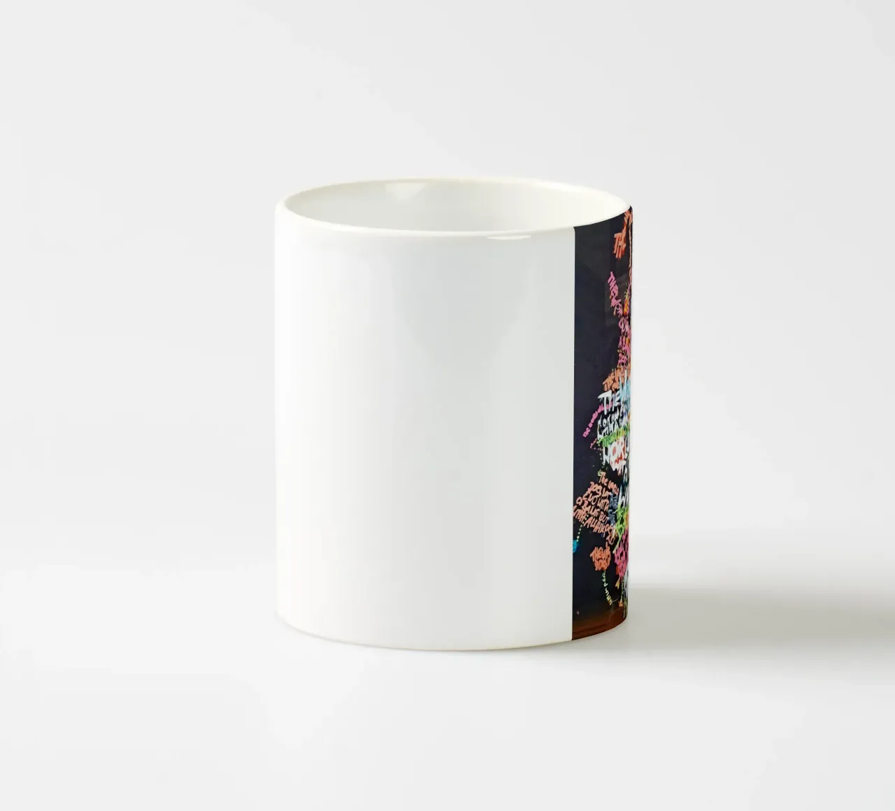 Il mondo non finisce con un botto, ma con un lamento tazza in ceramica da Trash is dada Official