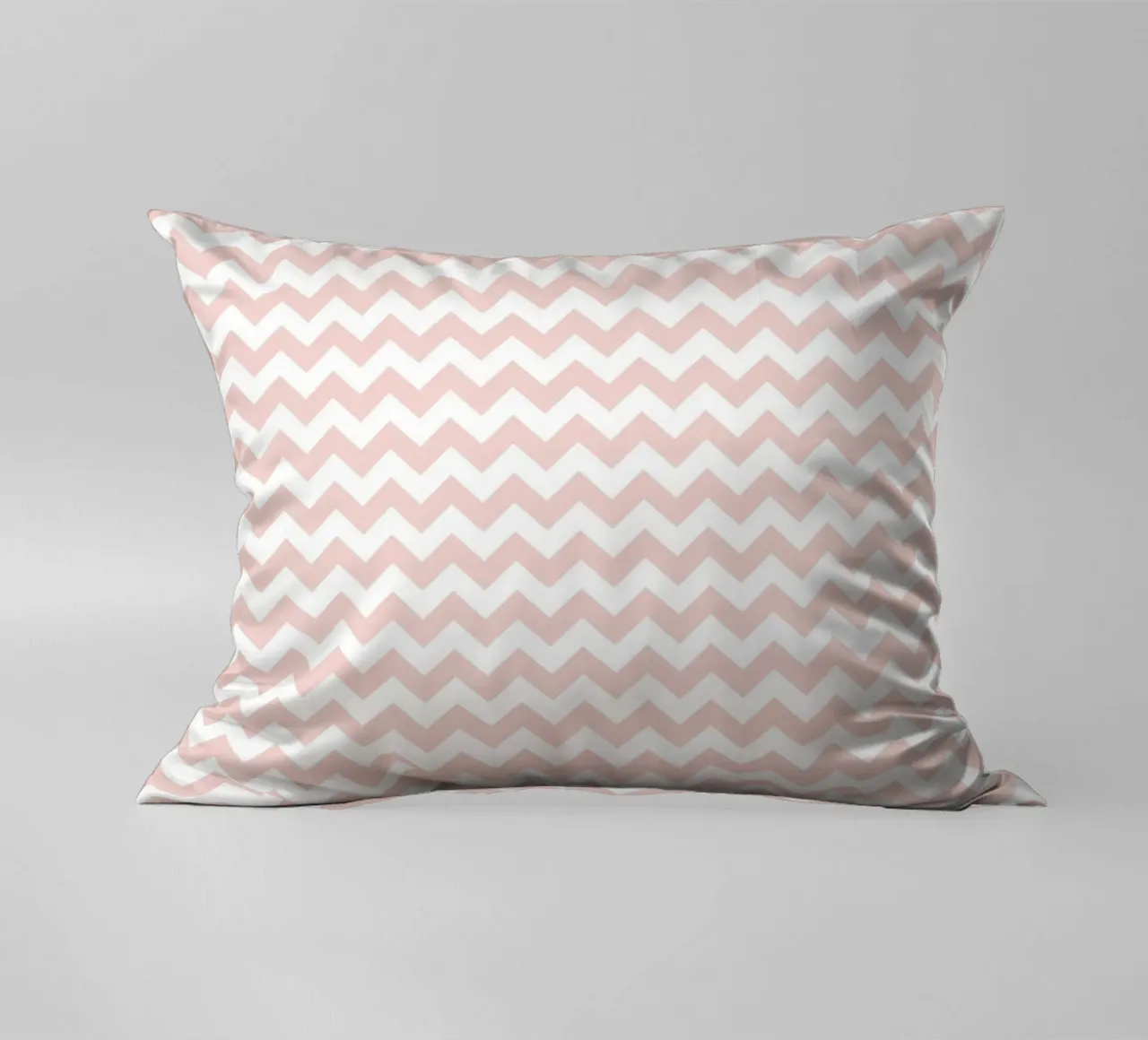 Minimalistisches einfaches Chevron-Muster | Staubiges Rosa und Weiß Kissen von Beauty in Simplicity