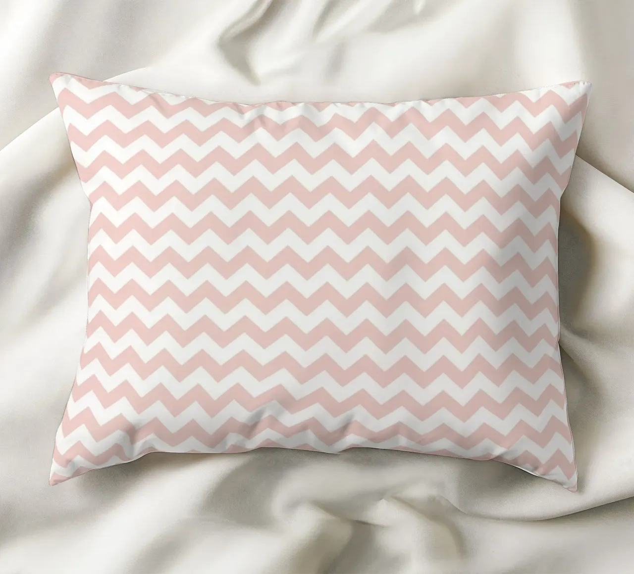 Minimalistisches einfaches Chevron-Muster | Staubiges Rosa und Weiß Kissen von Beauty in Simplicity