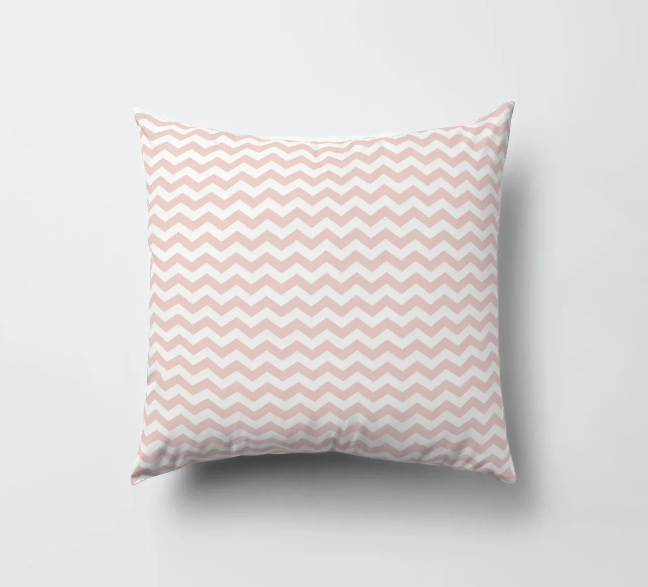Minimalistisches einfaches Chevron-Muster | Staubiges Rosa und Weiß Kissen von Beauty in Simplicity