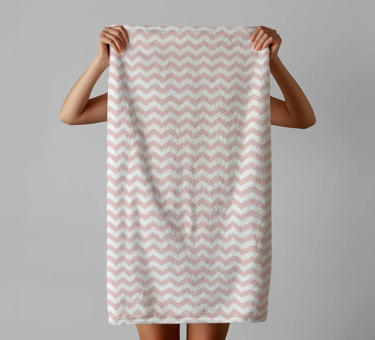 Minimalistisches einfaches Chevron-Muster | Staubiges Rosa und Weiß Handtuch von Beauty in Simplicity