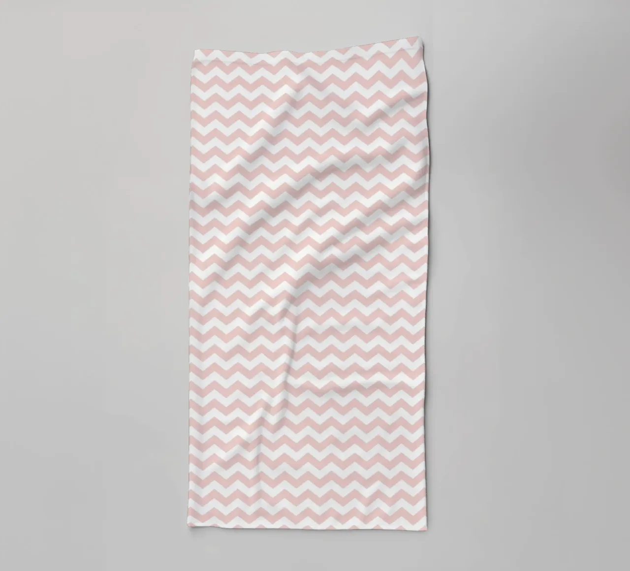 Minimalistisches einfaches Chevron-Muster | Staubiges Rosa und Weiß Handtuch von Beauty in Simplicity