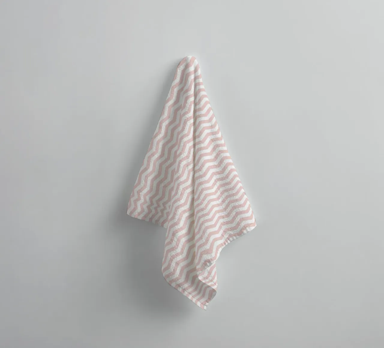 Minimal Basic Simple Chevron Pattern | Dusty Pink and White (Rosa e Bianco) asciugamano da bagno da Beauty in Simplicity