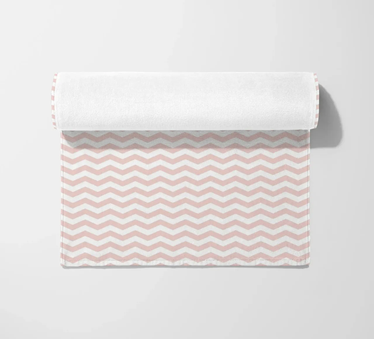 Minimal Basic Simple Chevron Pattern | Dusty Pink and White (Rosa e Bianco) telo mare da Beauty in Simplicity