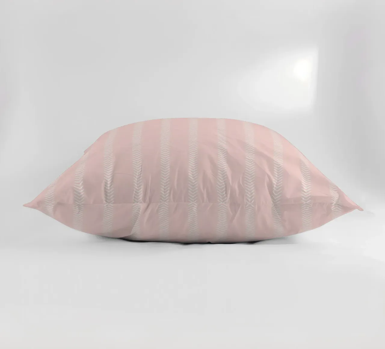Frecce classiche minimali a strisce, bianche su rosa cipria cuscino da Beauty in Simplicity