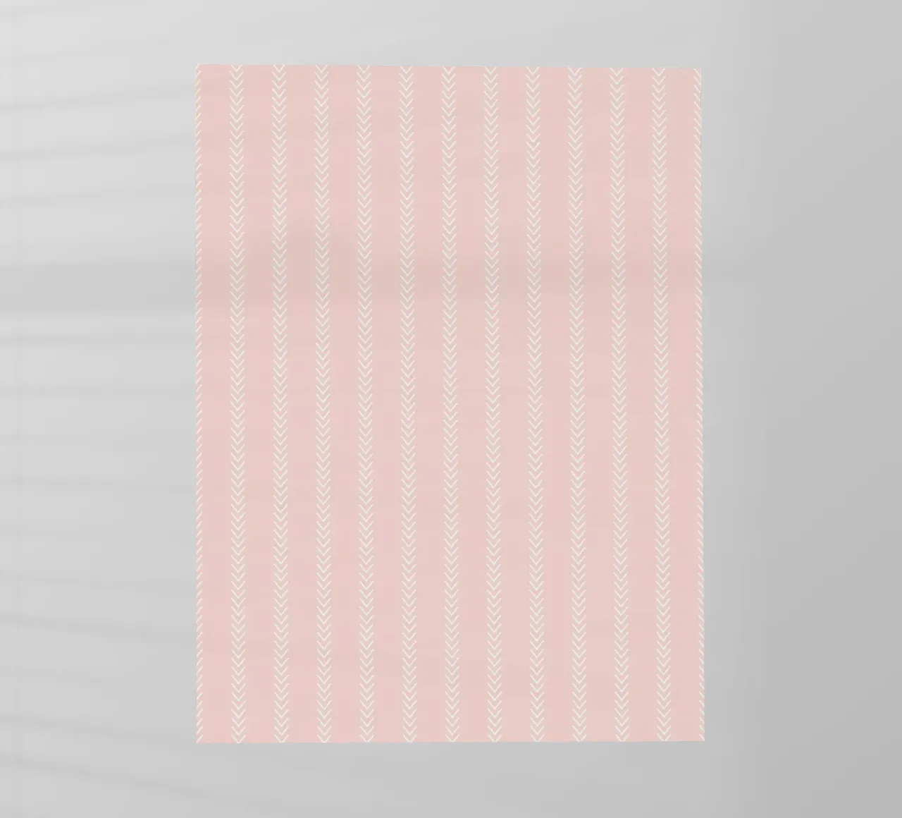 Frecce classiche minimali a strisce, bianche su rosa cipria pellicola backlit da Beauty in Simplicity