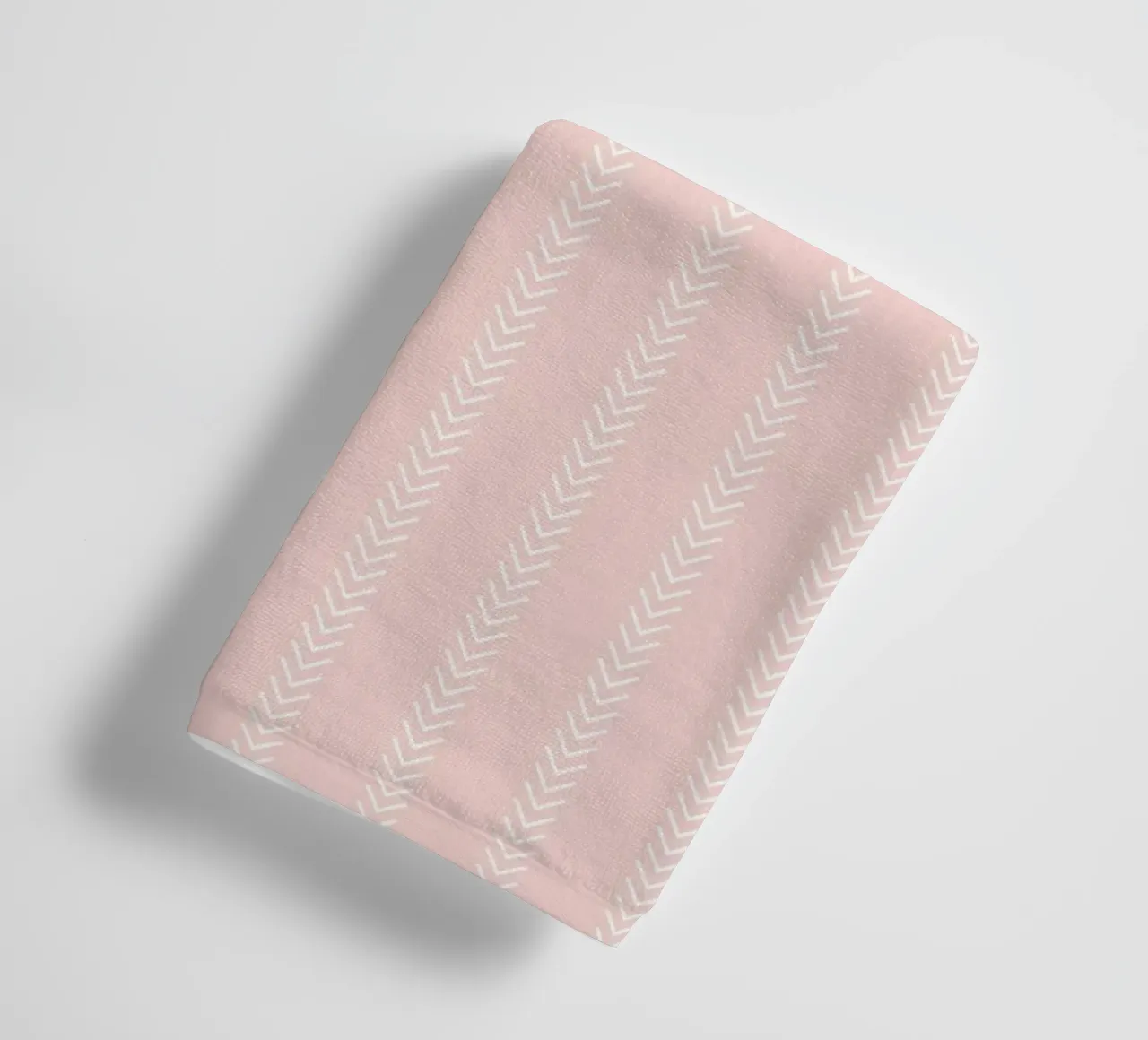 Frecce classiche minimali a strisce, bianche su rosa cipria asciugamano da bagno da Beauty in Simplicity