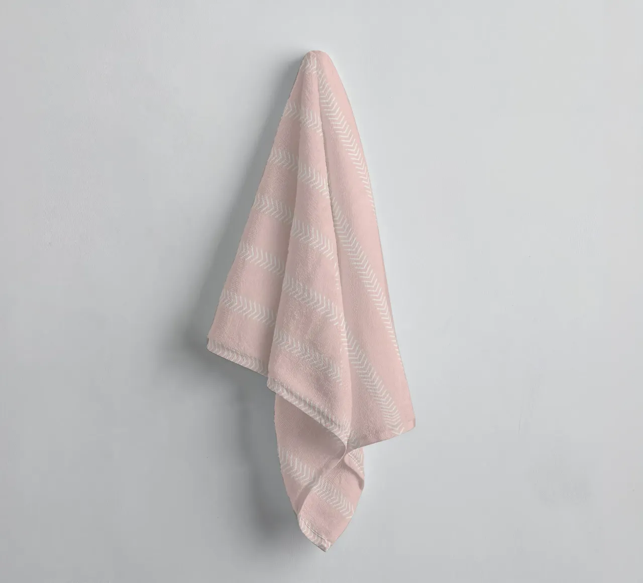 Frecce classiche minimali a strisce, bianche su rosa cipria asciugamano da bagno da Beauty in Simplicity